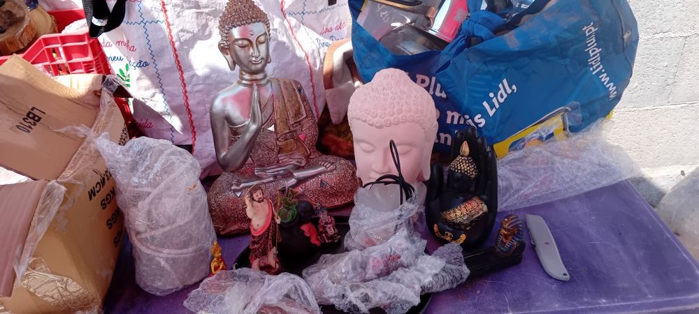 Conjunto de estátuas budas e incensos
