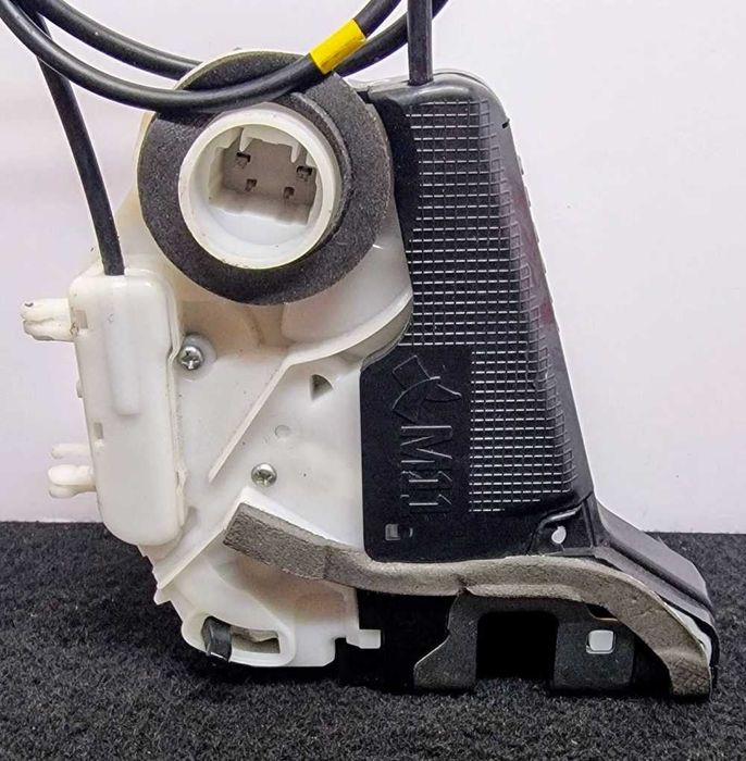Fechadura / Fecho Porta Trás Direito Q51-14110 - TOYOTA YARIS