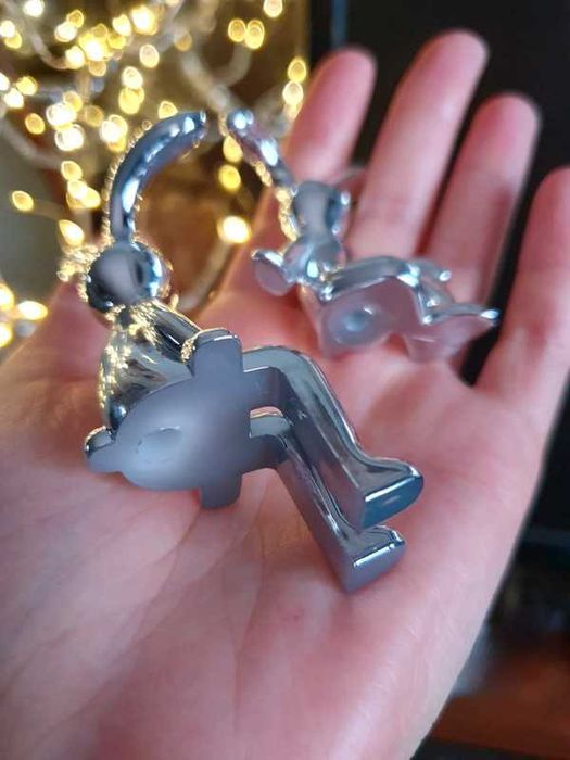 2 Coelhos decorativos prateados de aspecto espelhado brilhante