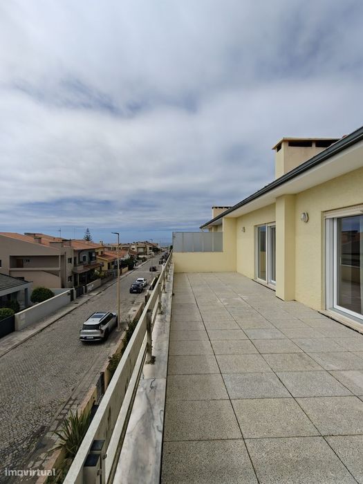 Apartamento T2 renovado junto ao mar