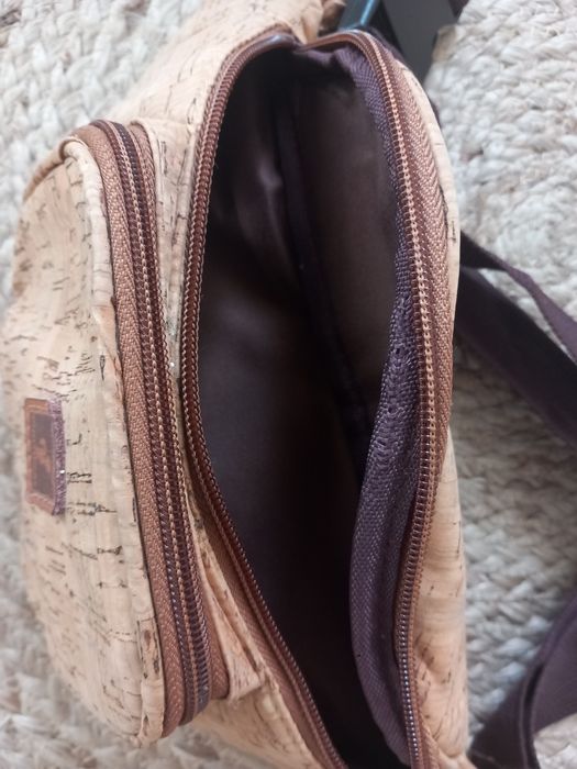 Bolsa de cintura em cortiça vegetal