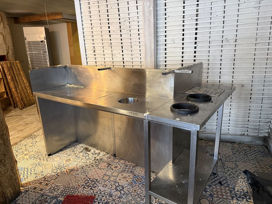 Balcao em inox em L com 3 golas para lixo e pedras de marmore