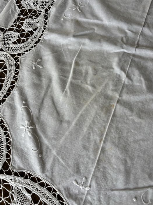 Toalha de mesa com bordado manual e renda de Bruxelas 300x170