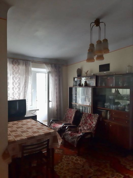 Рені, центральна вулиця біля парку, продам двокімнатну квартиру