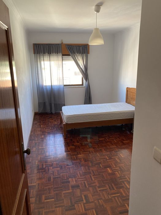 Aluga se Quarto Solteiro no Cacem