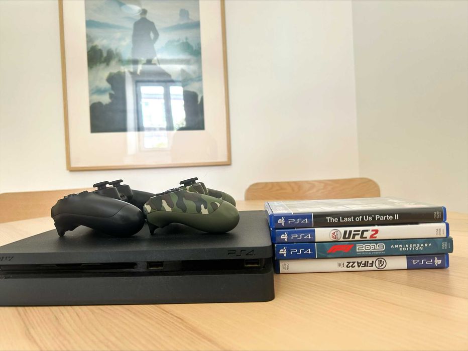 PlayStation 4 Slim 500GB + 2 Comandos DualShock 4 + 4 Jogos (Bom Estado)