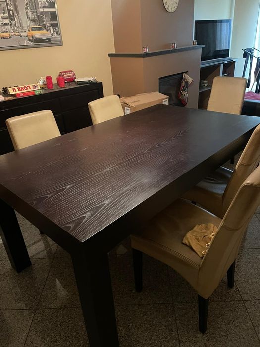 Mesa de jantar e aparador em madeira escura maciça