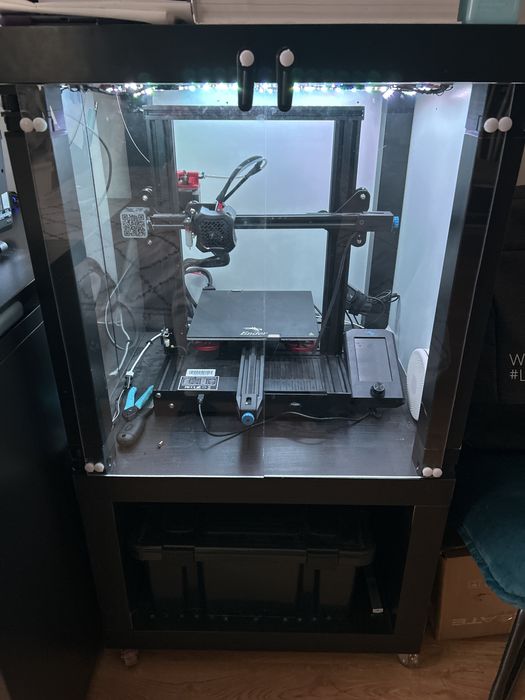 Impressora 3D Ender 3 V2 com upgrades, enclosure e material extra