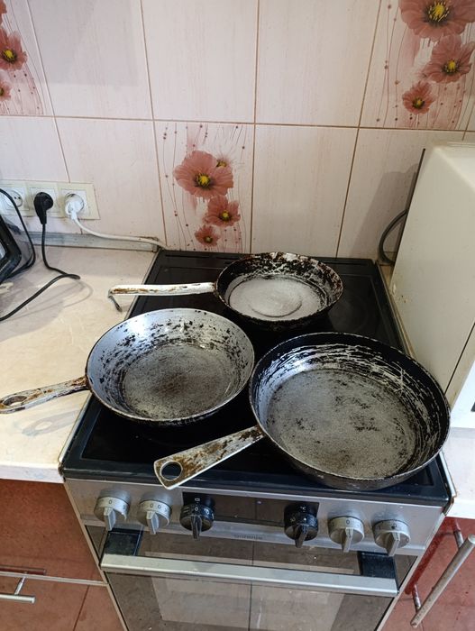 Продам дві чугунні сковорідки   та одну із алюмінію