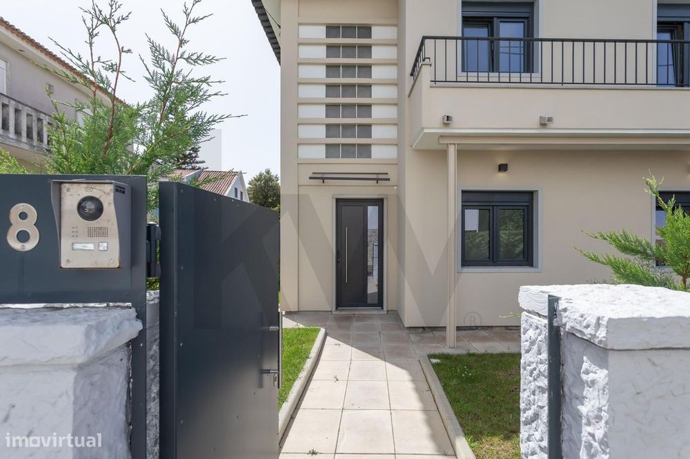 Charmosa Moradia T5 com Jardim Totalmente Remodelada -  Sassoeiros, Ca