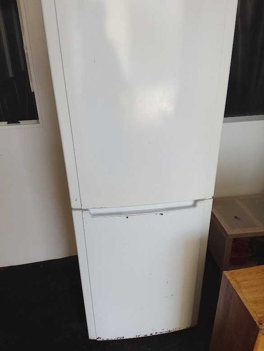 Frigorifico combinado marca Ariston em estado novo