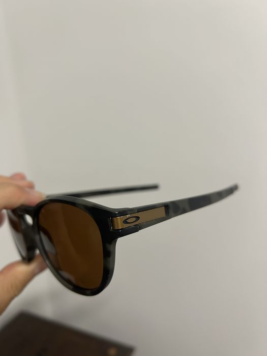 Oakley latch original