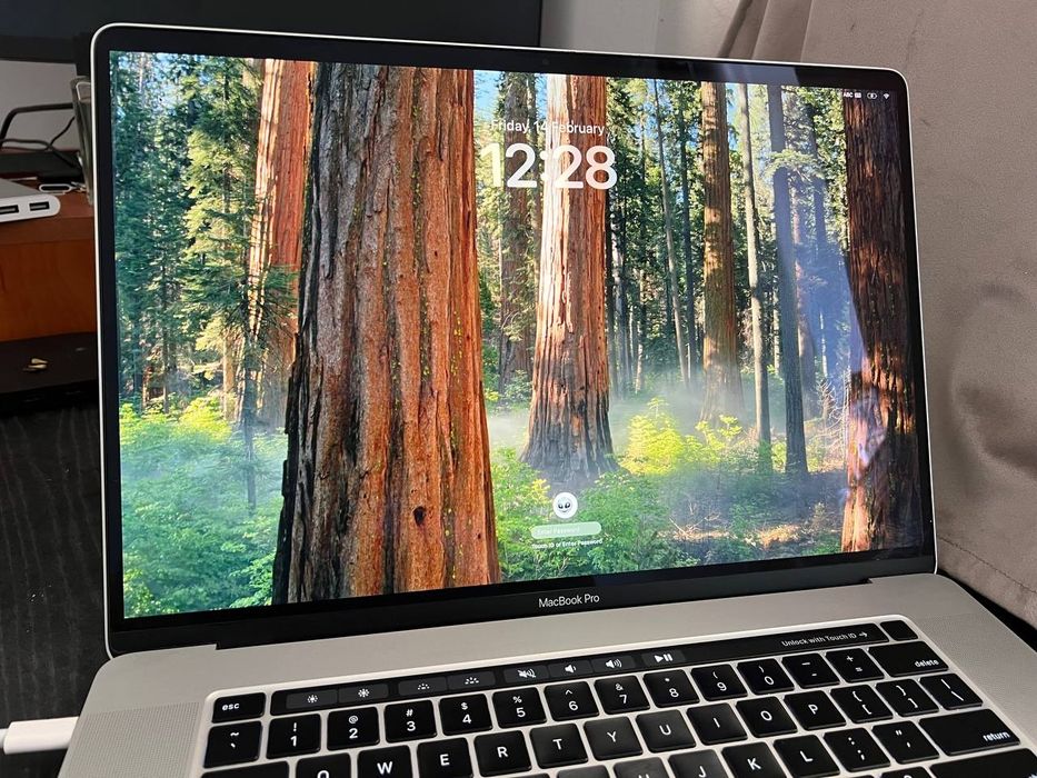 MacBook Pro 16"  i7, 32GB RAM, 512GB SSD dobry