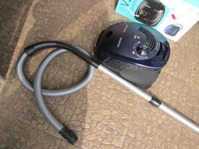 Odkurzacz podłogowy Siemens VS06A111 Moc: 600W pojemność: 4L