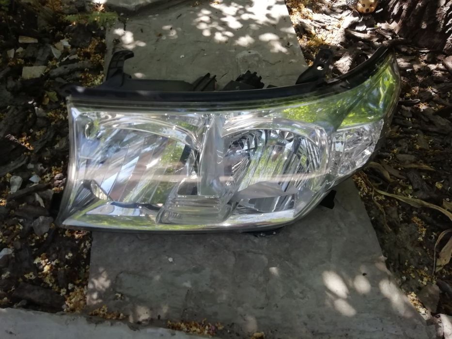 Фара Toyota Land Cruiser 2008 год.