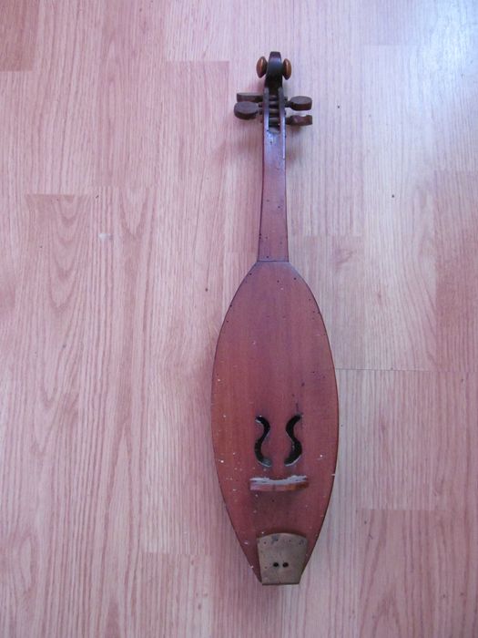 Bardzo stary instrument muzyczny góralski, gęśle,