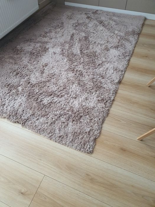 Dywan bardzo milutki piekny kolor beżowy