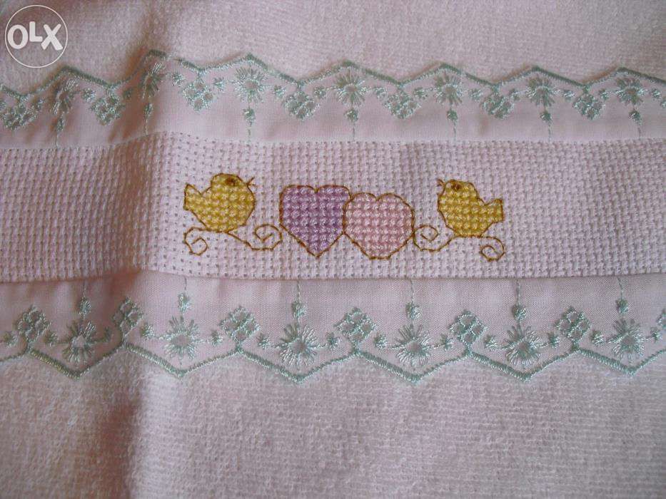 Babete para bebé bordado a ponto cruz [NOVO] (Portes grátis)