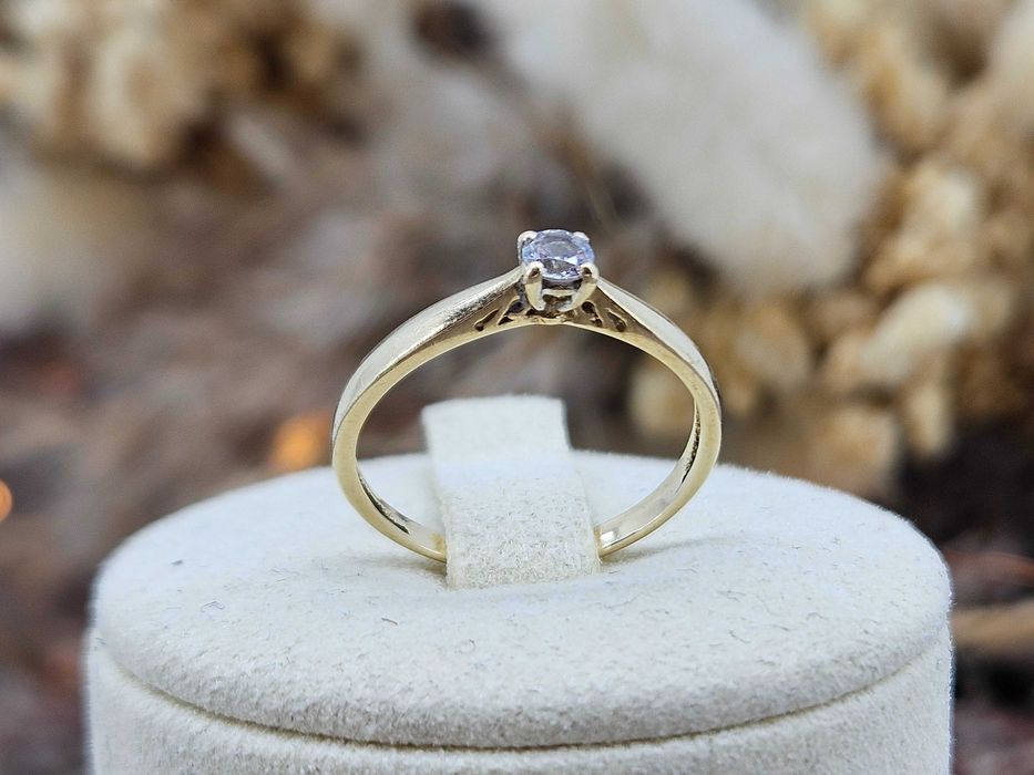 Złoty pierścionek P333 rozmiar 8" z cyrkonią