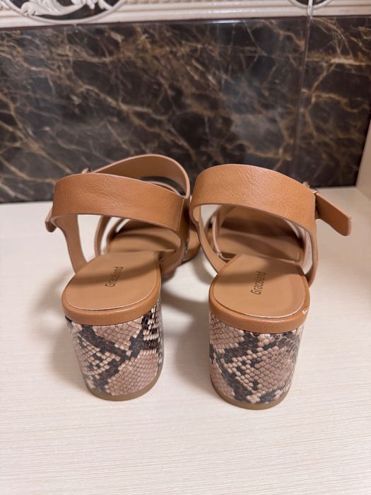 Босоніжки від бренду Graceland