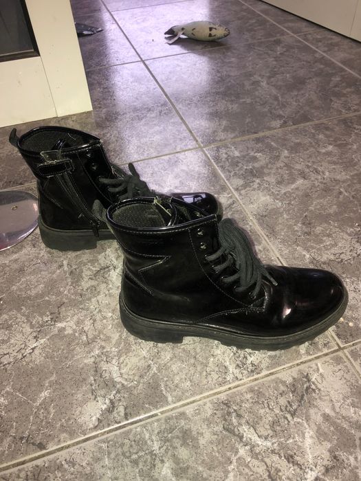 Botins em verniz menina da marca Geox