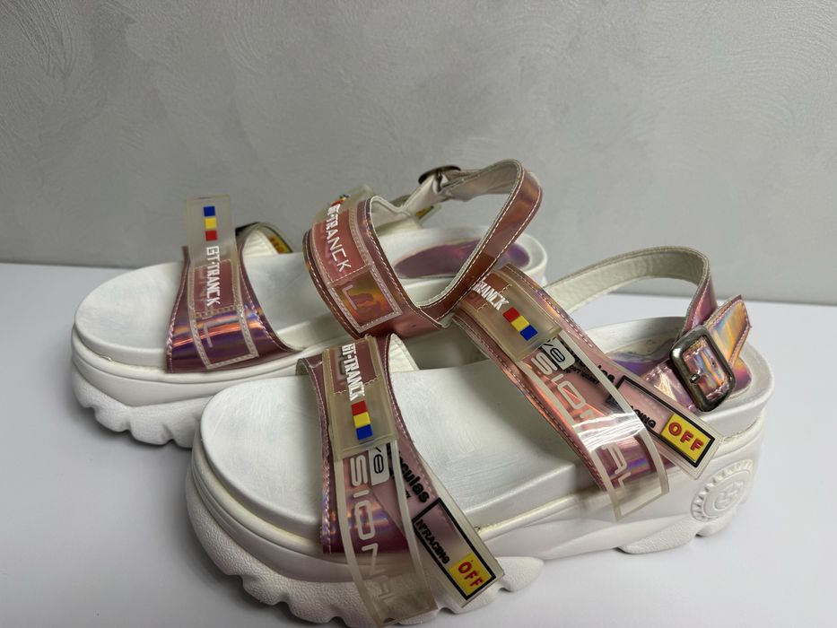 Босоніжки на підвищеній платформі