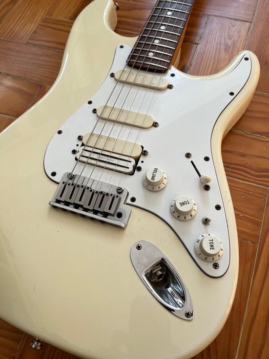 Fender Strat Deluxe with Rosewood Fretboard Olympic WHITE