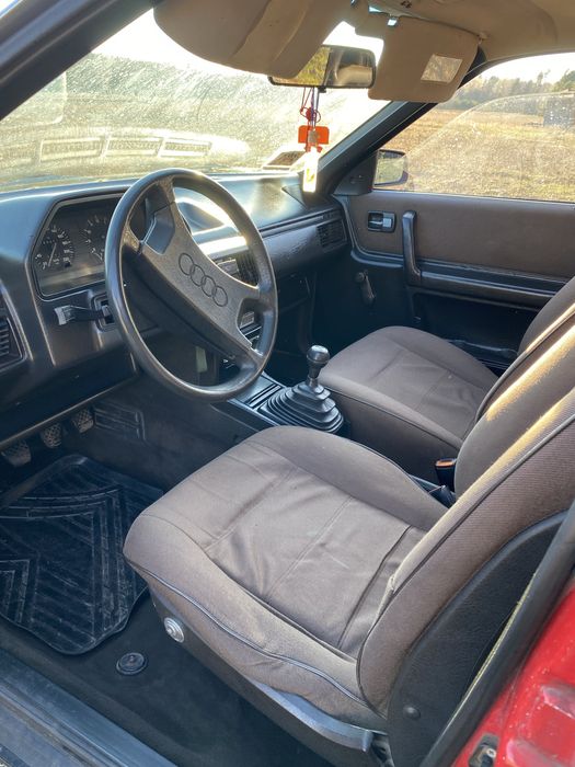 Продаєця AUDI 100 C3