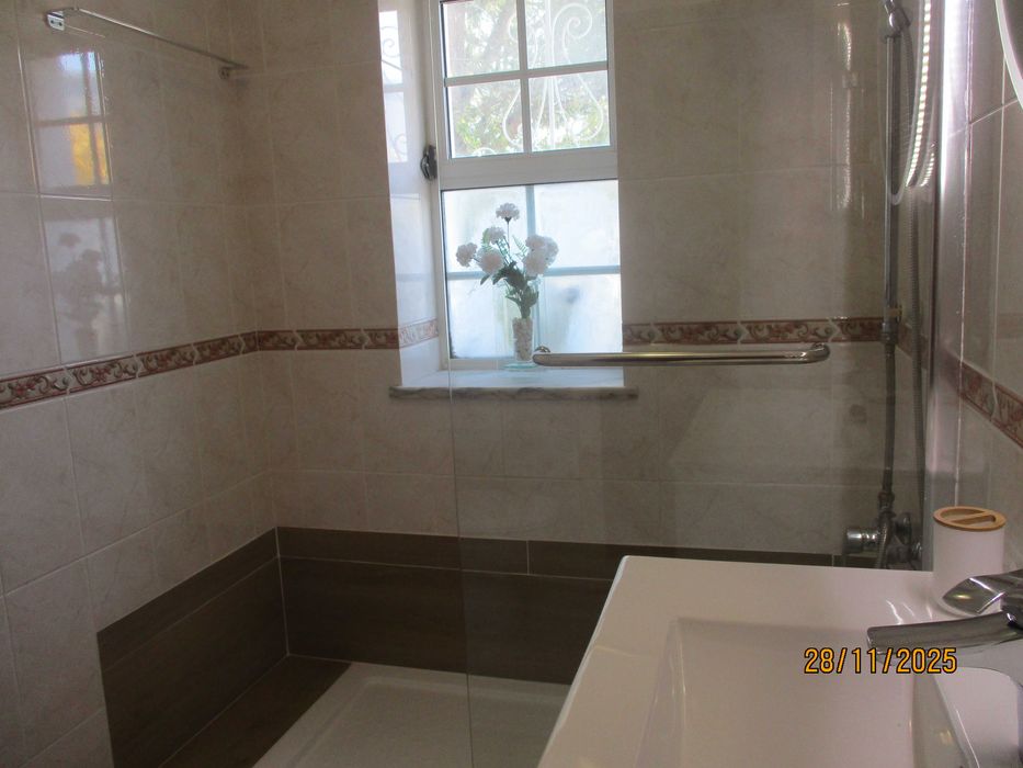 Casa c/barbecue ar condicionado a  250 metros da praia da Galé.