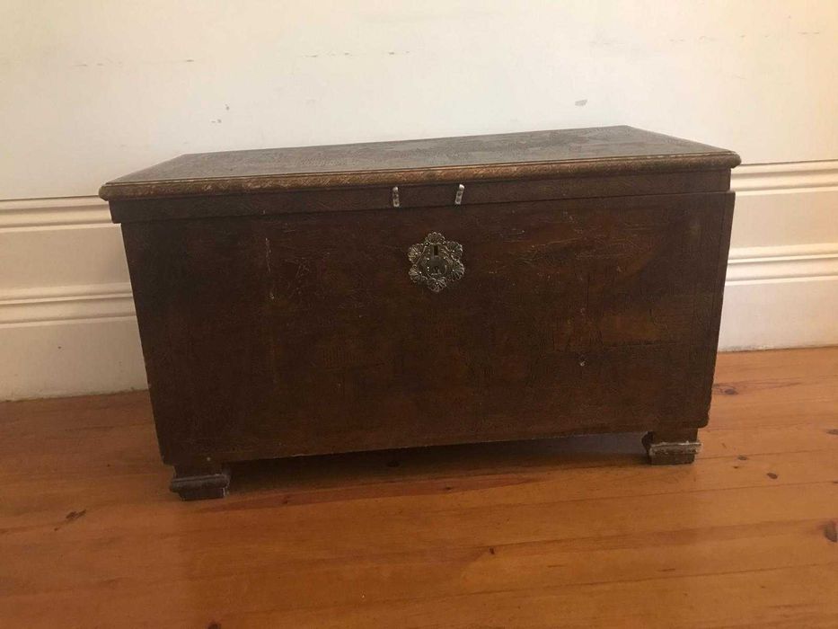 Arca de madeira trabalhada