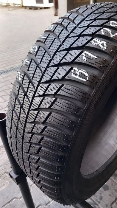 215/50/17 Bridgestone Blizzak LM001 95V