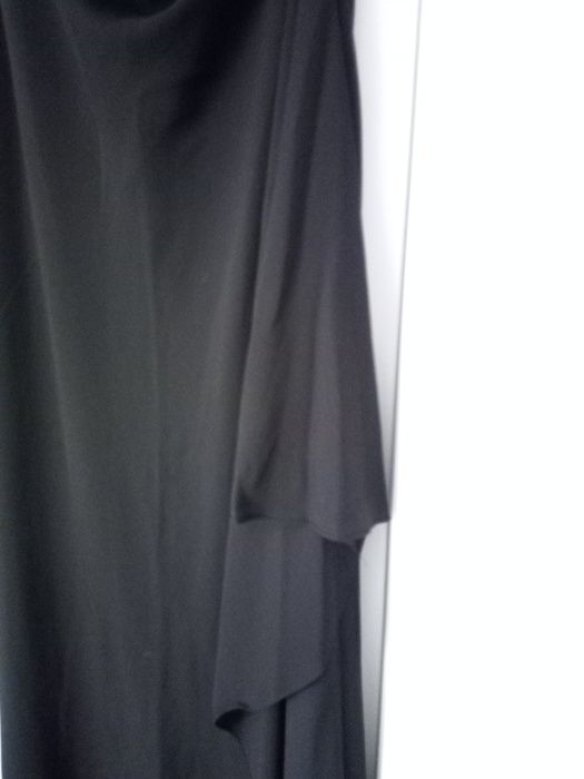 Vestido preto, fundo azul, com pedrinhas zona peito, cerimónia