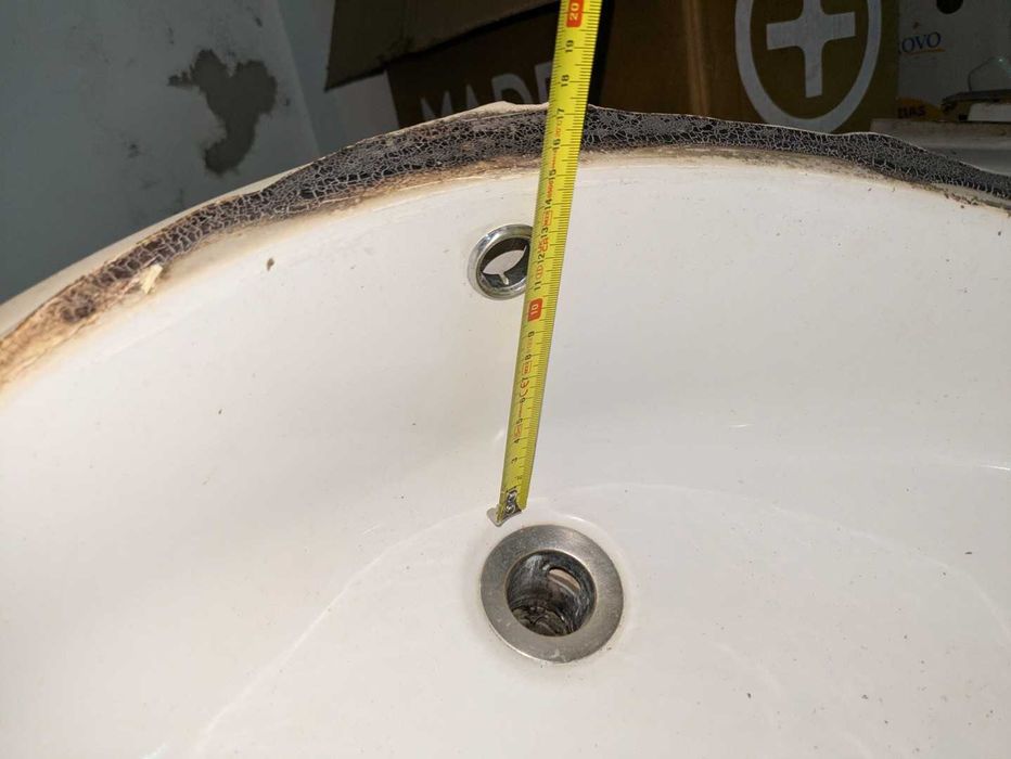 Lavatórios Valadares de colar e encastrar por baixo usados