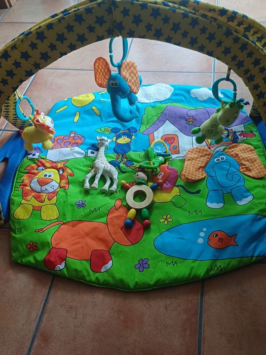 Ginásio  de  bebé com brinquedos incluídos.