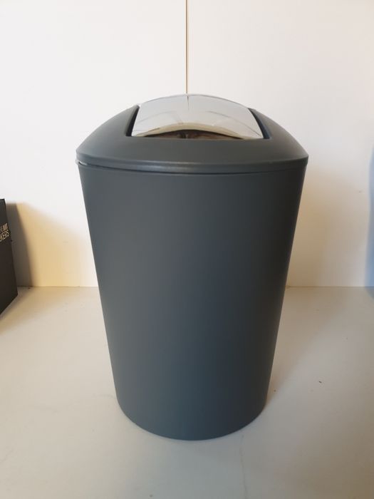 Kosz na śmieci z przykrywką
