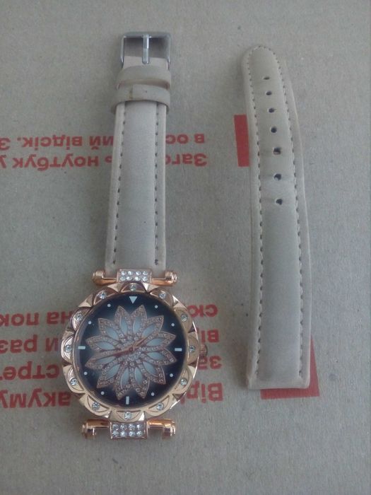 Жіночий годинник / наручні часи