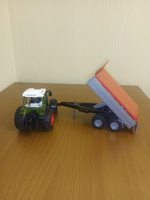 Трактор з причепом Bruder Fendt 209