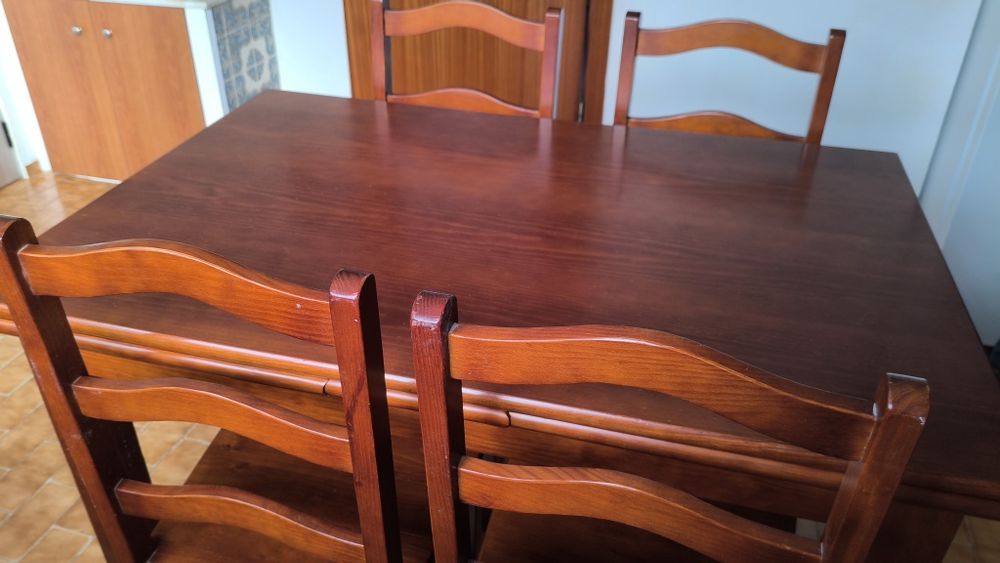 Mesa extensível de madeira em mogno com 6 cadeiras