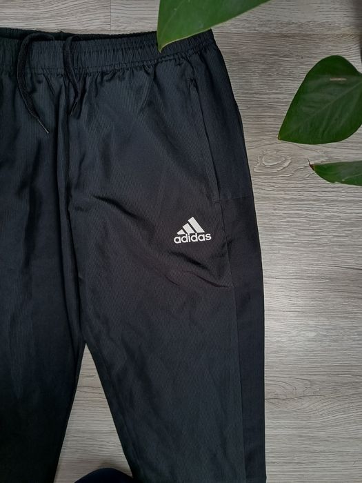 Śliskie spodnie sportowe adidas czarne w rozmiarze S