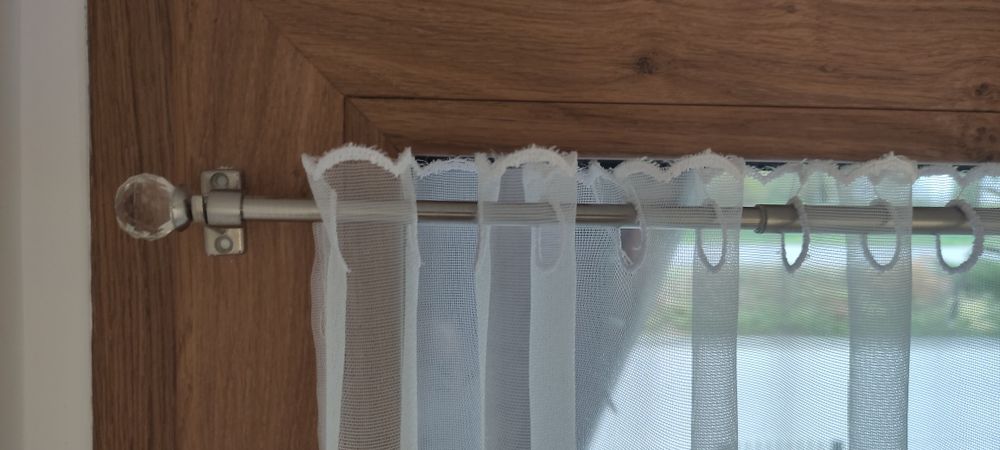 Karnisz zazdroska firanka