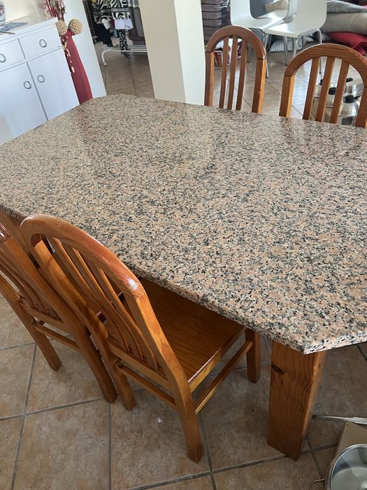 Mesa de jantar em madeira com tampo em granito OFERTA 4 cadeiras