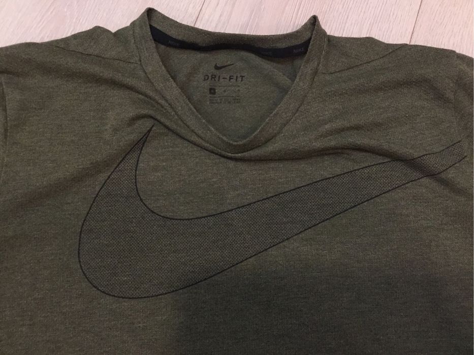 Продам перфоровану футболку Nike розмір M