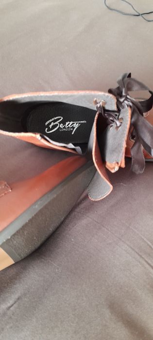 Botins castanhos em pele