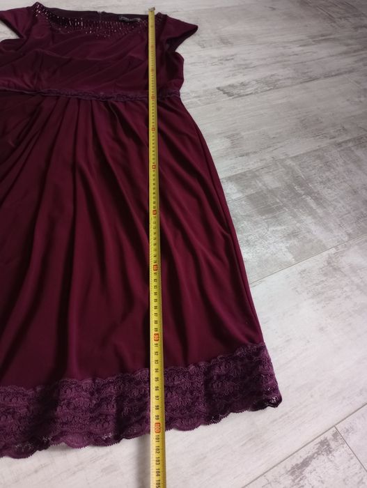 Piękna bordowa sukienka z kryształkami ozdobami