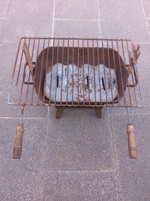 Grelhador a carvão + acessórios