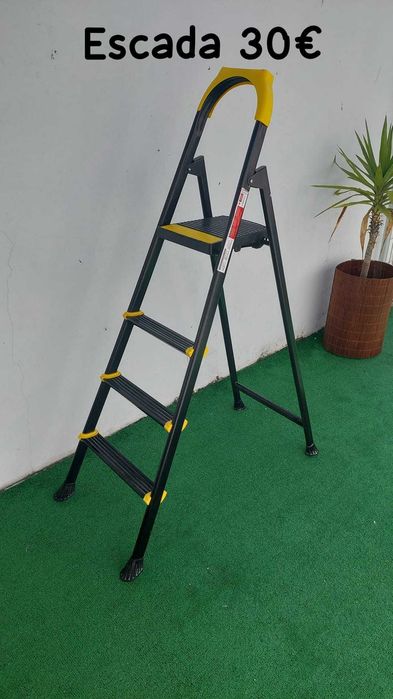 Escada semi nova
