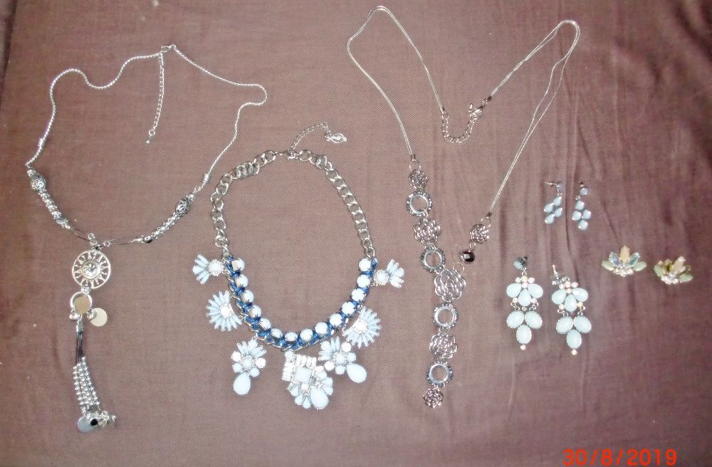 Colares e brincos