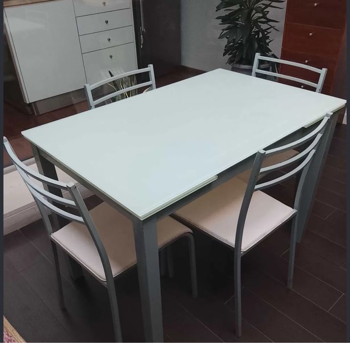 Mesa Ikea com 4 cadeiras