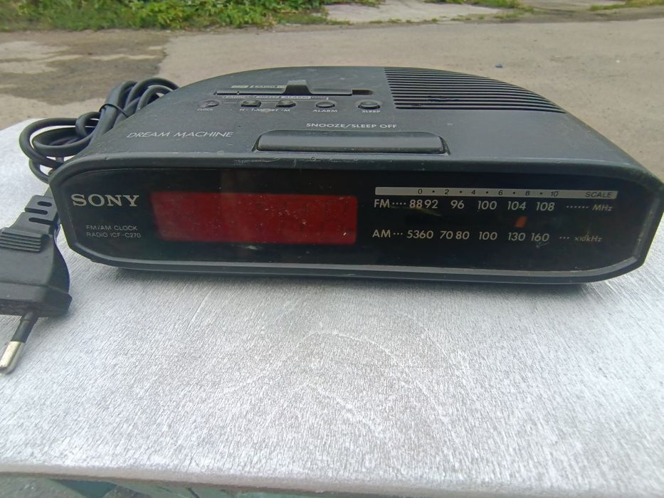 Sony ICF-C270 — это винтажные настольные радиочасы (серия Dream Machine) с аналоговым тюнером AM/FM и сетевым питанием