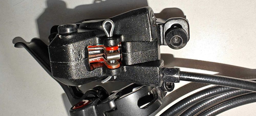 Hamulec hydrauliczny tylny